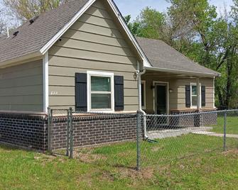 Charming 3-bedroom house in Shawnee with WiFi and AC - Shawnee - Gebäude