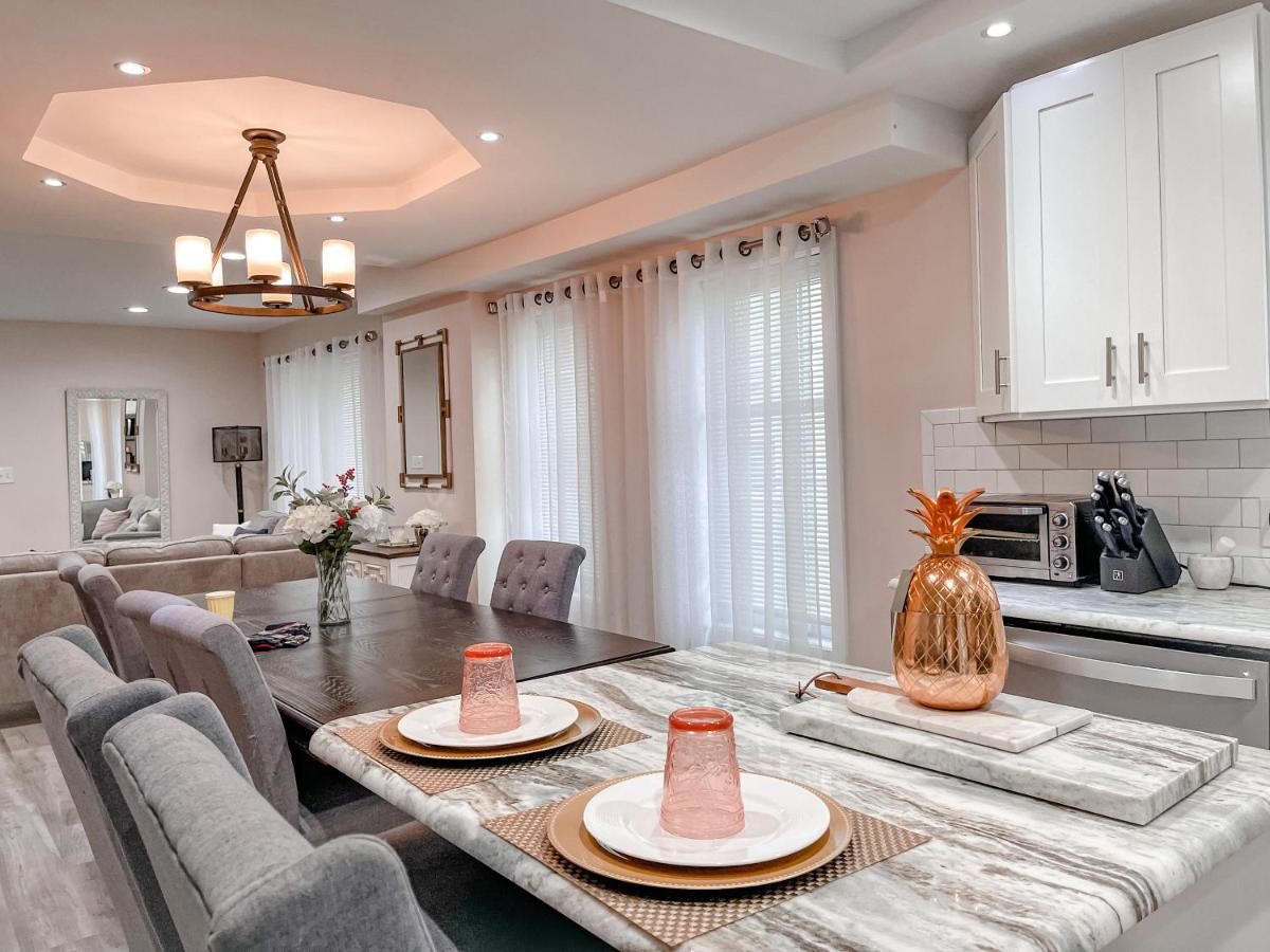 Cheerful & Modern Home w/ a Walkout Deck Area