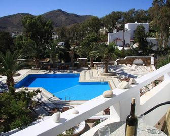 Armadoros Hotel / Ios Backpackers - Ios