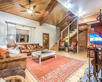 Elegant and Luxurious Cabin Rental in Steamboat Springs, Colorado - Steamboat Springs - Living room