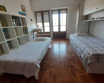 Family Apartment near Metro and Shopping. Pet Friendly! - Lisboa - Habitación