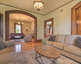 Spacious Farmhouse on 200 Acres Along the River - Janesville - Living room