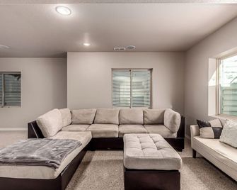 Private Unit in Lazy Creek - 45 min from Denver - Colorado Springs - Oturma odası