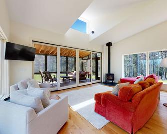 Tree House at Harts Neck - Saint George - Sala de estar