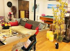 Dream Catcher Retreat - Luxurious Charming Modern Suite with splash of Glam - Whitby - Living room
