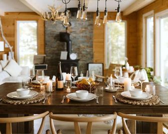 The Fox Lakefront Cottage with PrivateBeach and Sauna - Huntsville - Dining room