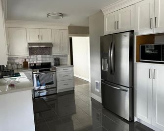 Silver Oak Luxe Stay | King Bed | Retreat - Lister - Keuken