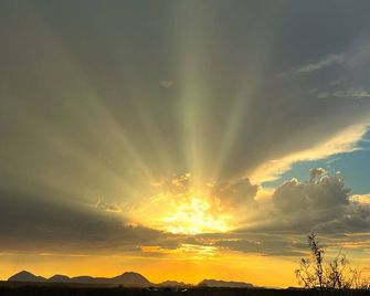 New Build 4 person Bunkhouse 5 acres Prickly Pear Cabin near Big Bend NP & SP - Terlingua - Outdoors view