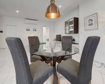 Stylish 1BR Apt with sofabed & backyard, Attard by 360 Estates - Attard - Essbereich