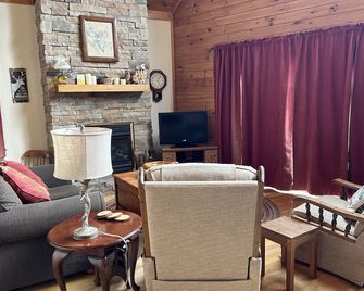 Immaculate Cedar Wood-Sided Cabin in Cascade Mountain Resort w/ dramatic views - Fancy Gap - Living room
