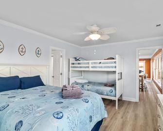 Swansboro's 'Seaside Bliss' Apartment! Epic SunsetsWalk Everywhere! Dock - Swansboro - Bedroom