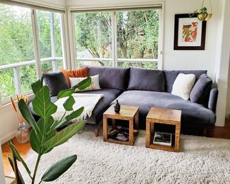 Enchanting Oasis with Beautiful View - Fairfax - Living room