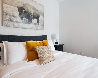 Spacious 2 Bedroom Condo in Little Italy - Montreal - Habitación