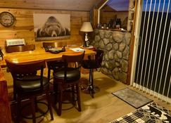 Soar with the Eagles and hibernate with the Bears.br - Bonners Ferry - Dining room