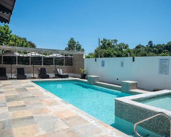 Sky's Villa Resort - Buff Bay - Bazén