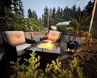 Chico Bay Inn: Luxury Garden Suite - Beach, Kayaks, Hot Tub, Adults Only Retreat - Bremerton - Патіо