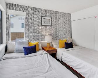 Beautifully designed Home near Magic Mountain!! - Stevenson Ranch - Bedroom