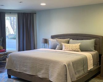 Private Lakefront Exec Home: Ollie's Hideaway: 4BR, 3.5 Ba - Hickory - Bedroom