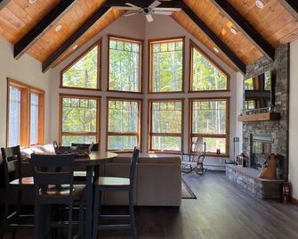 New Adirondack spacious cabin in the Lake George and Gore Mountain Area - Chestertown - Dining room