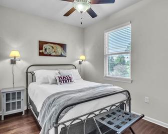 The Flat by OneHometown Getaways - Starkville - Phòng ngủ