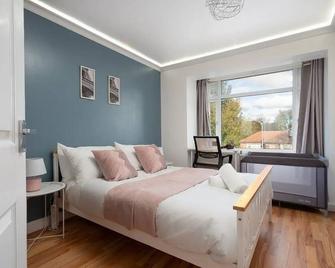 Spacious 3-Story House - Free Off Street Parking - Heaton Park - Sleeps 9 - Manchester