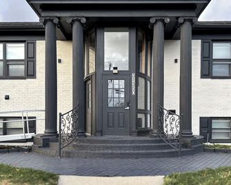 Dtw Suites - Romulus - Building