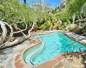 F204 - Cozy Seaview Condo - Oceanside - Pool