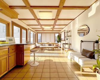 Beachfront Scituate Harbor View home Scenic walk to Lighthouse & Downtown Shops - Scituate - Living room