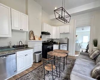 Beautiful New Orleans Shotgun Home 7 mins to FQ - New Orleans - Kitchen