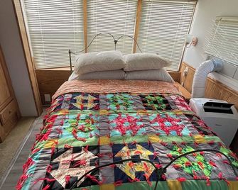 Cozy Camper #3 on Hobby Farm in Arcadia FL - Arcadia - Bedroom