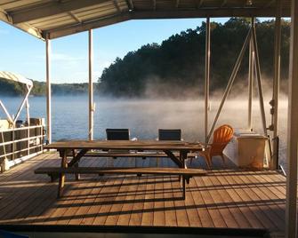 Lake views galore from balconies right on the lake and drought-proof deep water - Dawsonville - Patio