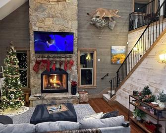 Riverfront Luxury Cabin With Pond And Hot Tub - Hamilton - Wohnzimmer