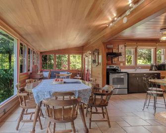 Cozy Riverfront Cabin Just Steps to the Russian River with Beach Access & Wood Stove - Guerneville - Eetruimte