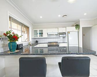 Doncaster Renovated 5bd/4br Brick Home Parking Wifi - Doncaster - Kitchen