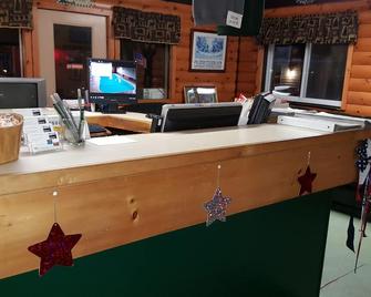Clark's Beach Motel - Old Forge - Front desk