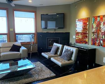 The Retreat on Lake Michigan Spectacular 6 bd/4bth 4000 sqft - Kenosha - Living room