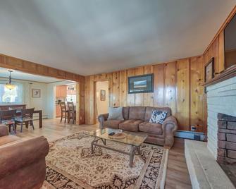 Great Back Yard, Minutes To Downtown, Quiet, Cozy, Clean & Pet-Friendly! - Cody - Living room