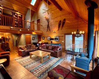 3200 sq. ft. Rustic cabin overlooking the golf course. 15 minutes to skiing !! - Mount Hood Village - Living room