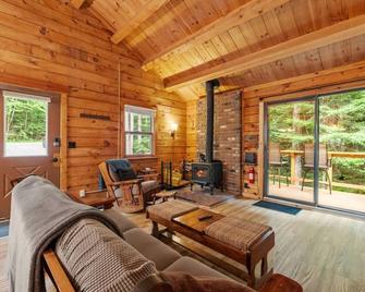 Secluded Cozy Cabin in Mountain Lake Community! - Haverhill - Living room