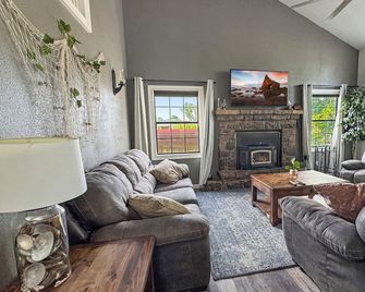 Cozy 3-bedroom beach front cabin quiet, cozy, pirate themed beach getaway - Breckenridge - Living room