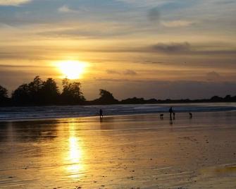 Steps to Chesterman Beach, Surf Shack is a cozy cottage with a private Hot Tub - Tofino - Plage