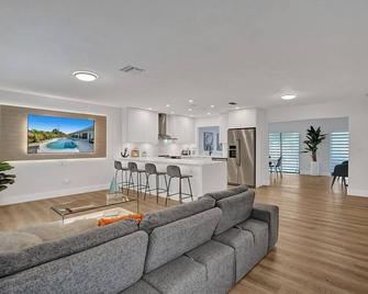 Newly remodeled with a Pool, firepit, 15 min to FLL airport, the beach, Las Olas, Hardrock, Sawgrass and more - Plantation - Living room