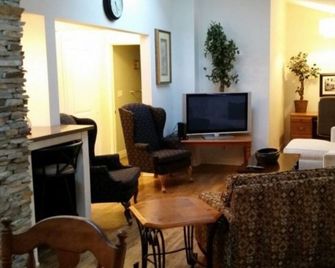 Long term only - 4BR Riverfront Retreat with Private Pool and Yard - Port Stanley - Sala de estar