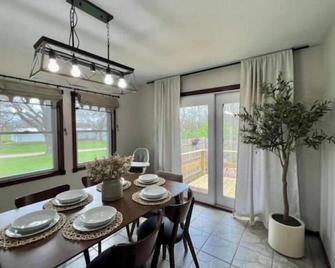 Countryside Charm : 3br, 2ba + 1 Acre Of Land - Dixon - Dining room