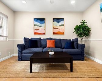 Beach Apartment, Walk Downtown! - Santa Barbara - Wohnzimmer