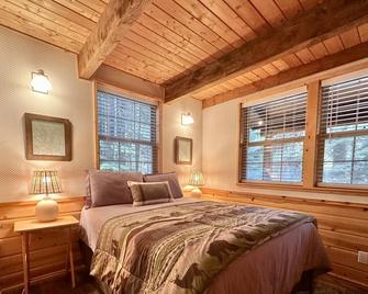 Chipmunk Lodge by NW Comfy Cabins - Leavenworth - Bedroom