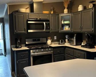 Cozy Ski retreat with new Pet Yard and many upgrades! Close to 3 Ski areas! - Hoosick Falls - Kitchen