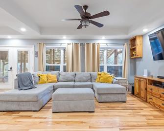 Charming River House, escape from the hustle and bustle of everyday life. - Hartford - Wohnzimmer