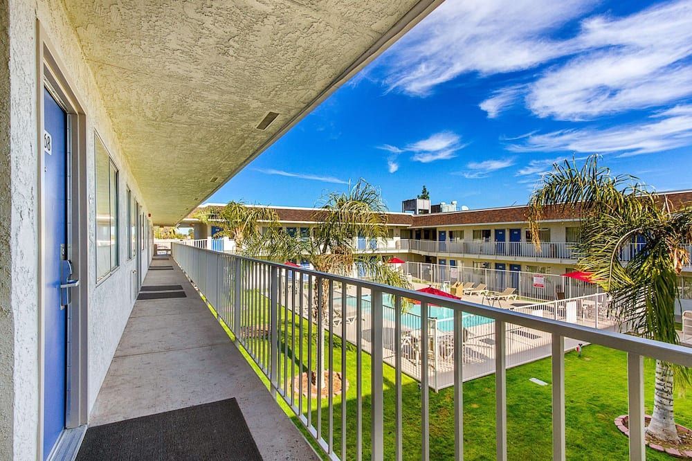 Motel 6 Phoenix North Bell Road - פיניקס - מרפסת