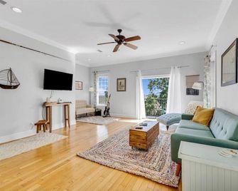 Close to River, In downtown, coffee shop on lower level of building, close to food walking distance - Darien - Living room